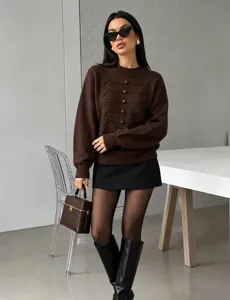 Damen brauner Rundhals Strickpullover mit stilvollen Knöpfen und Flechtdetail.