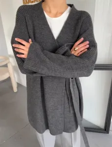 Donkergrijze gebreide cardigan trui met riem detail, comfortabele oversize V-hals mode.