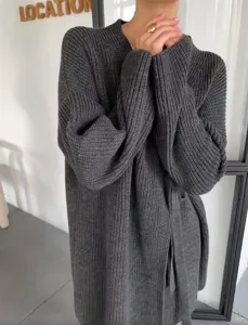 Donkergrijze oversized gebreid vest detailopname, zachte gebreide stof met bijpassende riem.