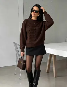 Brauner Damen Strickpullover, eleganter langärmliger Pullover mit feinem Knopfdetail.