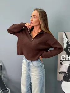 Pull marron élégant pour femme avec demi-zip, chandail en tricot ample manches longues.