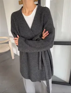 Dames donkergrijs gebreid vest, overslag trui met riem, stijlvolle comfortabele outfit.