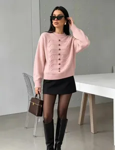 Modischer Damen Strickpullover in Rosa mit dekorativer Flechtung und eleganten Knöpfen.