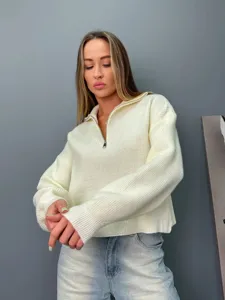 Pull over oversize pour femme en maille avec col zippé, manches longues et coupe confortable.