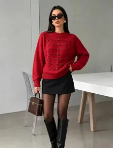 Roter Strickpullover für Damen, langärmliger Pullover mit dekorativen Knöpfen und elegantem Design.
