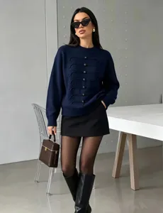 Detailansicht des dunkelblauen Strickpullovers mit Militärknopf- und geflochtenen Details.