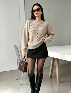 Schicker beiger Strickpullover mit stilvollen militärischen geflochtenen Knöpfen für Damen.