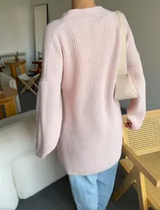 Comfortabel roze gebreid cardigan trui detail met een ontspannen pasvorm en grove textuur.