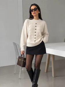 Damen Rundhals Strickpullover mit stilvollen Militär Knöpfen und geflochtenen Details.