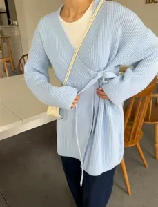 Lichtblauwe gebreide wikkelcardigan voor dames met tailleceintuur v-hals casual trui top
