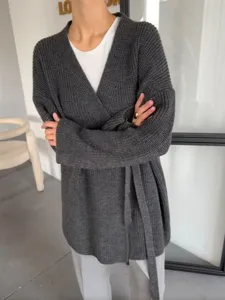 Donkergrijze gebreide damesvest cardigan met riem lange mouwen trui bovenkleding casual chic
