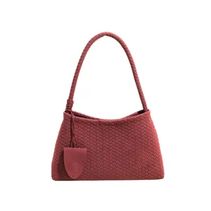 Gewebte Leder Umhängetasche für Damen, stilvolle minimalistische Hobo Tasche in Weinrot.