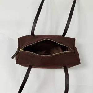 Sac à épaule rétro chic en suédine marron, sac oreiller décontracté avec fines bretelles.