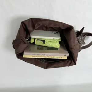 Detailansicht des geräumigen braunen Schultertaschen-Innenraums mit viel Stauraum.