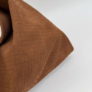 Braune geflochtene Ledertasche Detailaufnahme mit exquisiter Handwerkskunst für den Alltag.