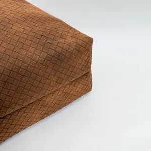 Braune geflochtene Lederhandtasche Detailaufnahme mit klassischem Flechtwerk Design.