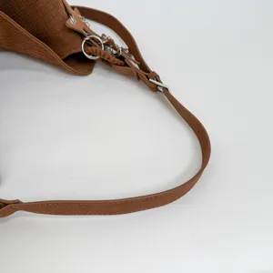 Braune gewebte Leder Handtasche Riemen Detail Ansicht mit feiner Handwerkskunst und Metallteilen.