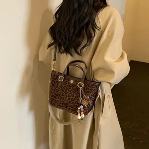 Chic leopard print tote bag, fashionable casual single shoulder crossbody handbag for women.