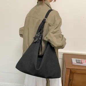 Modische schwarze geflochtene Umhängetasche, große lässige Hobo Tasche für Damen.