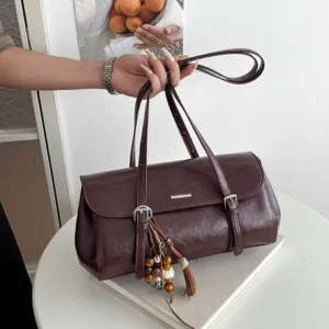 Vintage oil-wax leather baguette shoulder bag for women, retro casual underarm chic purse.