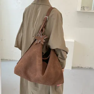 Braune geflochtene Umhängetasche für Damen, große Hobo Tasche, elegante Freizeittasche.