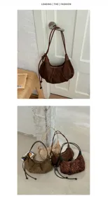 Detailansicht der Retro Wildleder Hobo Tasche mit gerafftem Design und mehreren Farbvarianten.