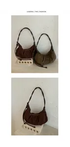 Nahaufnahme der Retro-Wildleder-Hobo-Bag, weiche Textur und feiner Riemen für den Alltag.