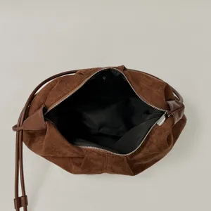 Braune Wildleder Dumpling Umhängetasche Detail, große Kapazität Retro Handtasche für Alltag.