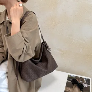 Dunkelbraune gewebte Ledertasche, große Hobo-Tasche für den lässigen Alltagsstil.