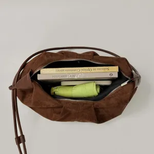 Braune Wildleder Beuteltasche Schultertasche Detail mit grossem Stauraum und weichem.