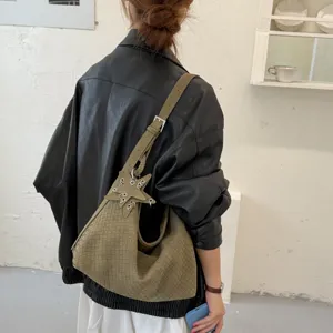 Olivgrüne geflochtene Umhängetasche mit Stern-Accessoire, stilvolle Hobo-Tasche für den Alltag.