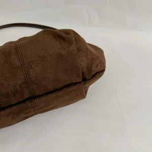 Braune Retro Wildleder große Schultertasche Detailansicht, lässige Beuteltasche für Damen.