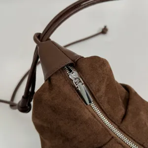 Retro braune Wildleder-Knödel-Umhängetasche, vielseitige Freizeittasche für den Pendelverkehr.