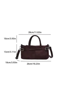 Vue de detail du sac a main en daim marron avec dimensions precise et sangle bouclee.