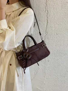 Sac à main élégant en suédine avec boucle, sac bandoulière chic et décontracté pour femme.