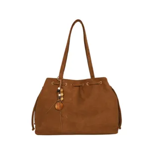 Klassische braune Wildleder-Optik Schultertasche mit Kordelzug und schickem Holzperlen-Anhänger.