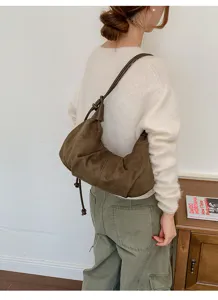 Detailansicht der vintage braunen Wildleder-Knödel-Hobo-Tasche im lässigen Alltags-Look.