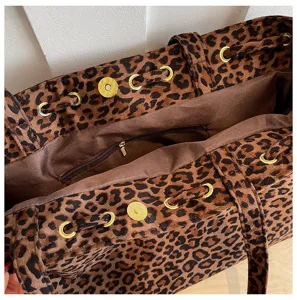Leopard Muster Shopper Innendetail, braunes Futter mit Metalldesen und Magnetknopf.