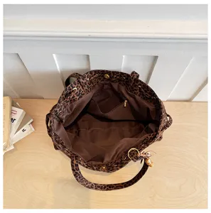 Leopardtasche Innendetail und große Kapazität Umhängetasche Detailansichtpräsentation