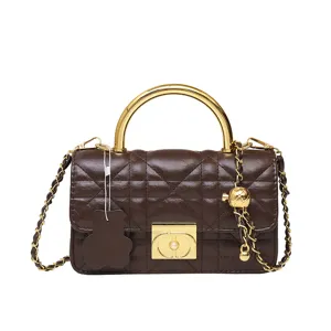 Vintage braune gesteppte Damentasche mit goldenem Metallgriff und Kette Eleganz Handtasche