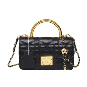 Schwarze gesteppte Lederhandtasche mit Goldgriff und Kette für elegante Damen im Alltag