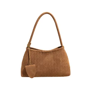 Modische braune geflochtene Damentasche, klassische Handtasche im minimalistischen Design.