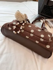 Sac boston à pois marron grande capacité sac bandoulière oreiller élégant avec breloque