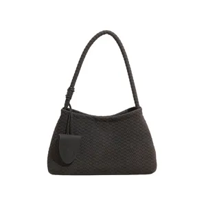 Schicke dunkelgraue geflochtene Umhaengetasche fuer Damen, stilvolle Handtasche mit Henkel.