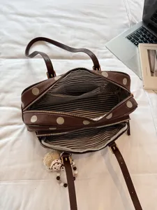 Sac porté épaule Boston marron à pois, double fermeture éclair et doublure rayée.