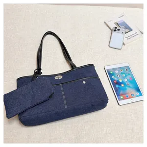 Casual τσάντα tote από denim με αξεσουάρ, μαύρο δερμάτινο τελείωμα και κούμπωμα.