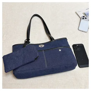 Λεπτομερής όψη casual τσάντας tote από τζιν με δερμάτινο τελείωμα και κούμπωμα στροφής.