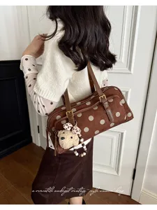 Vue détaillée du sac à épaule vintage à pois avec charm ours et design élégant.