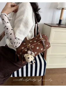 Sac Boston à pois marron style coréen, sac épaule chic pour navetteur avec charmant pendentif d'ours.