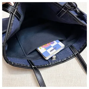 Κορεάτικη τσάντα shopper από τζιν patchwork εσωτερική άποψη με κλείσιμο και τσέπη.